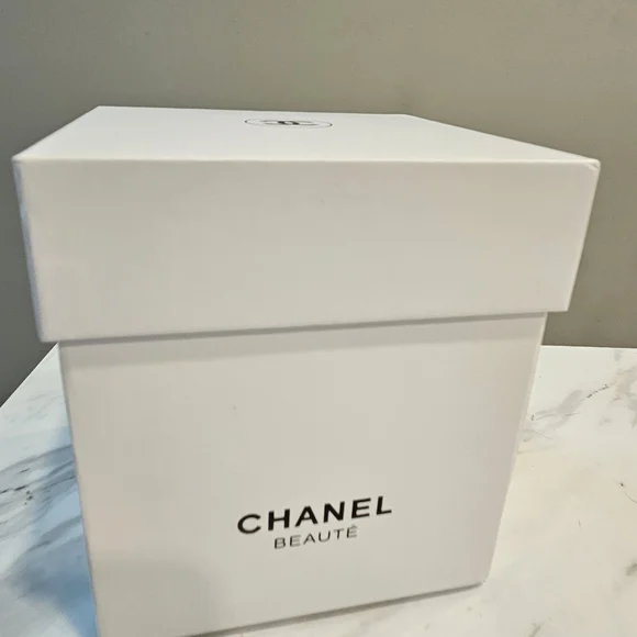 Chanel #5 Gorgeous  Snow Globe with Gold base - Picture 6 of 7